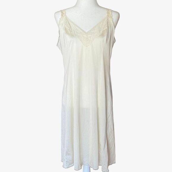 Vanity Fair Women's Cream and White Nightwear - Picture 1 of 7
